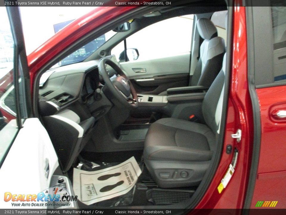 2021 Toyota Sienna XSE Hybrid Ruby Flare Pearl / Gray Photo #28