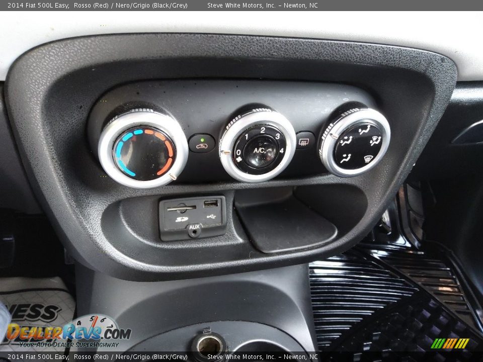 Controls of 2014 Fiat 500L Easy Photo #26