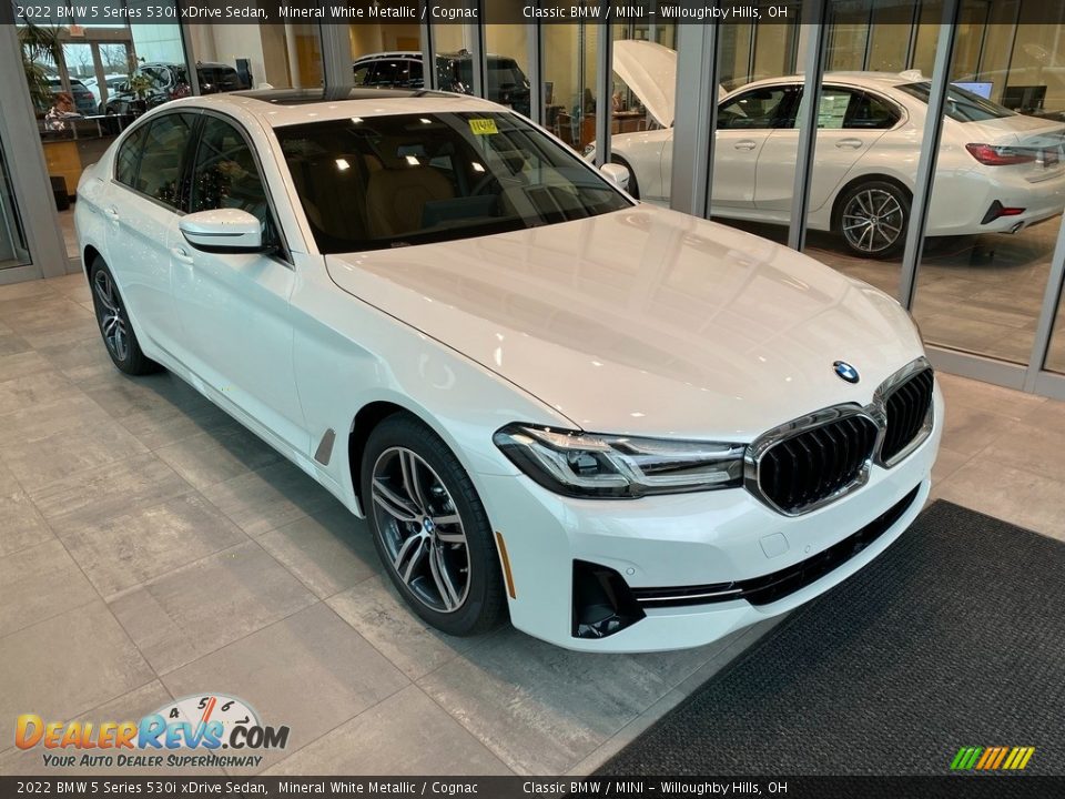 2022 BMW 5 Series 530i xDrive Sedan Mineral White Metallic / Cognac Photo #1