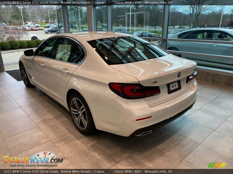 2022 BMW 5 Series 530i xDrive Sedan Mineral White Metallic / Cognac Photo #2