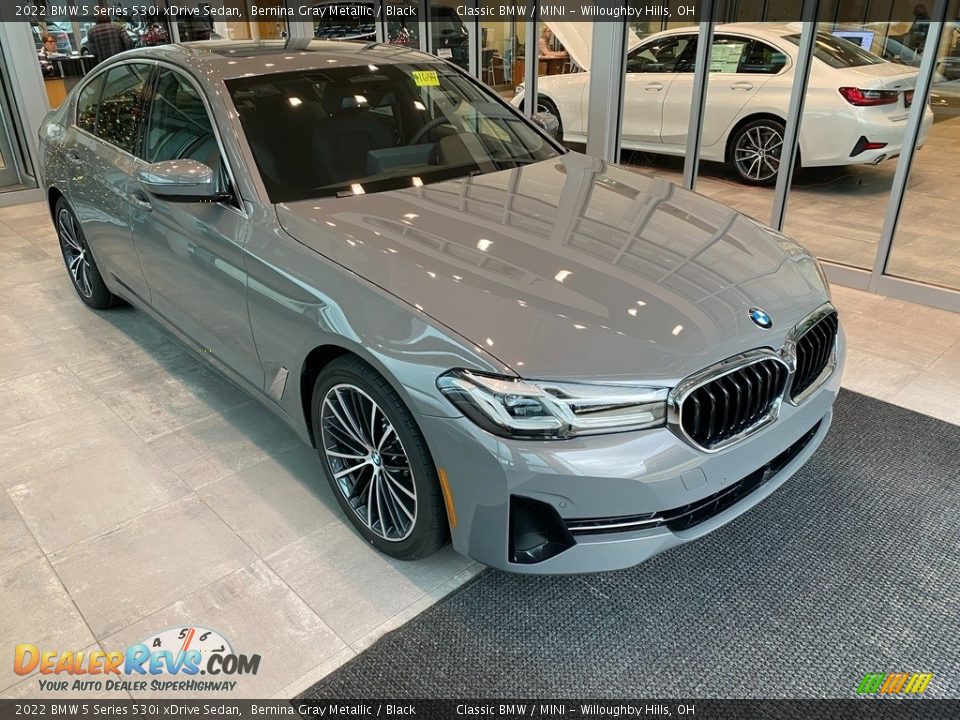 Front 3/4 View of 2022 BMW 5 Series 530i xDrive Sedan Photo #1