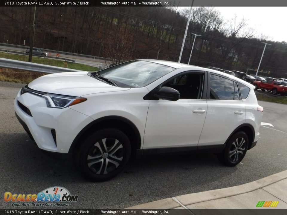 2018 Toyota RAV4 LE AWD Super White / Black Photo #12