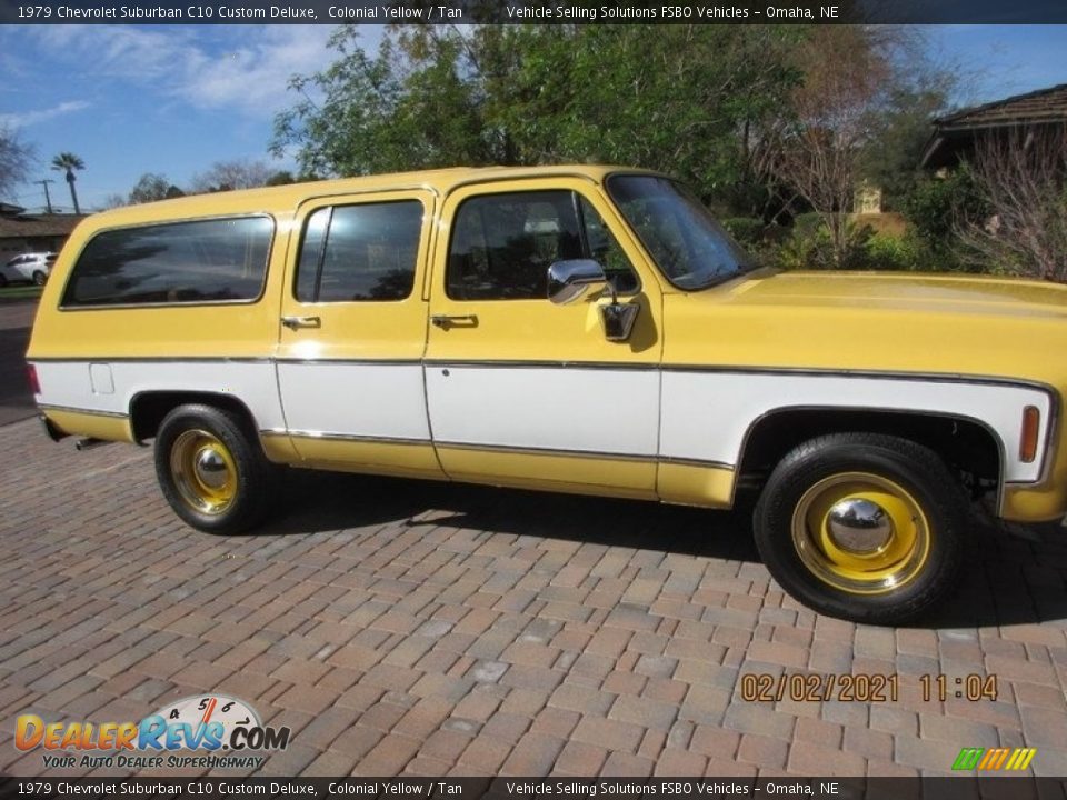 Front 3/4 View of 1979 Chevrolet Suburban C10 Custom Deluxe Photo #1