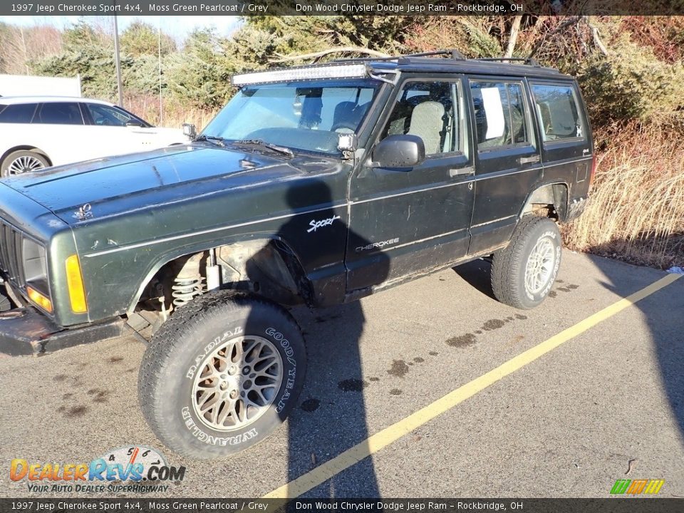 Front 3/4 View of 1997 Jeep Cherokee Sport 4x4 Photo #7
