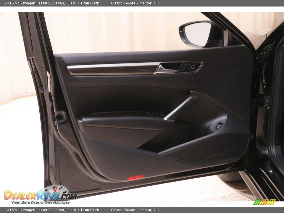 Door Panel of 2016 Volkswagen Passat SE Sedan Photo #4