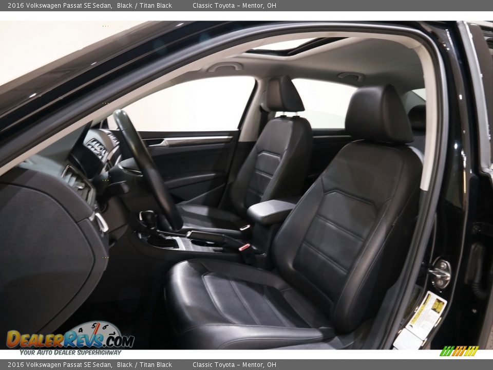 Front Seat of 2016 Volkswagen Passat SE Sedan Photo #5