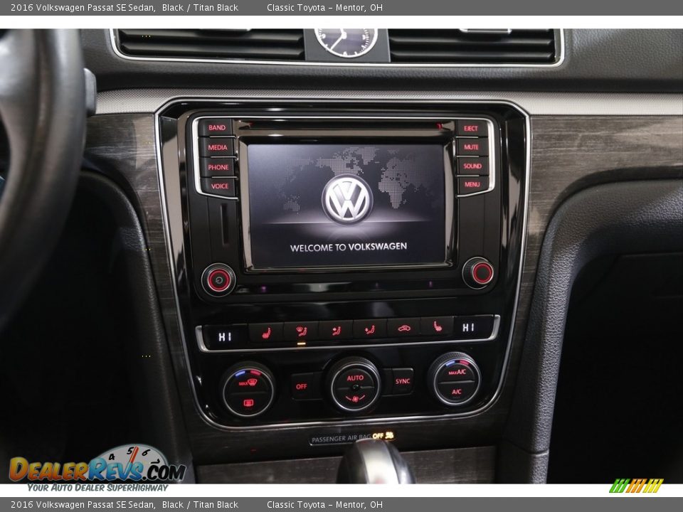 Controls of 2016 Volkswagen Passat SE Sedan Photo #9