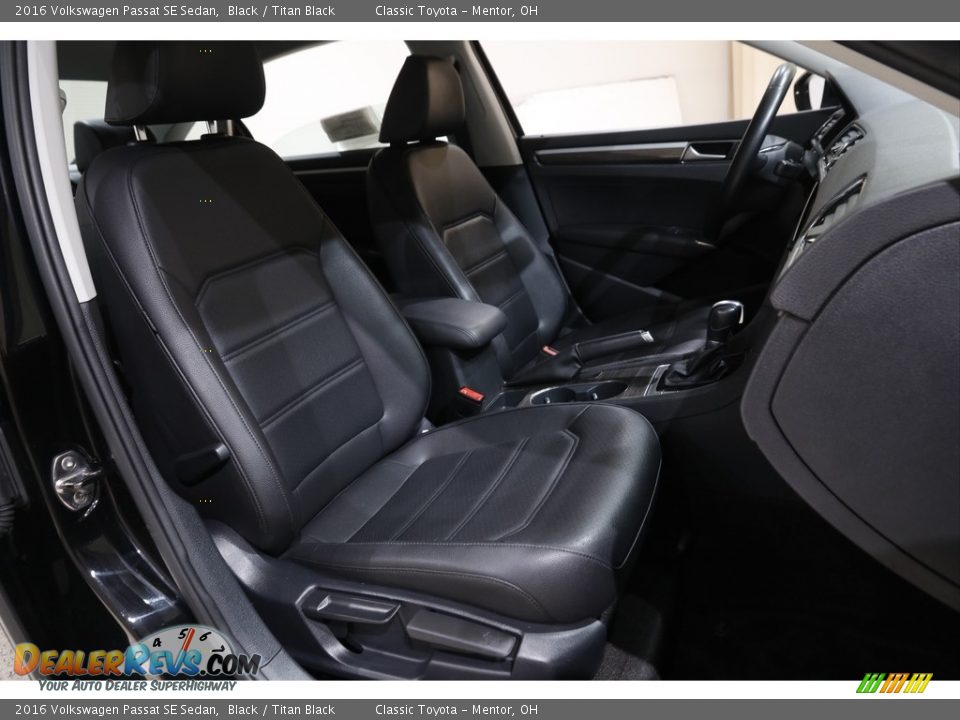 Front Seat of 2016 Volkswagen Passat SE Sedan Photo #13