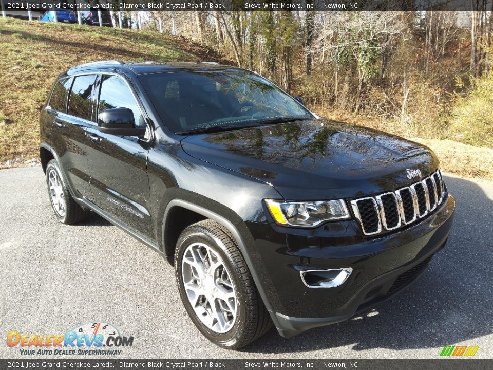 Front 3/4 View of 2021 Jeep Grand Cherokee Laredo Photo #4