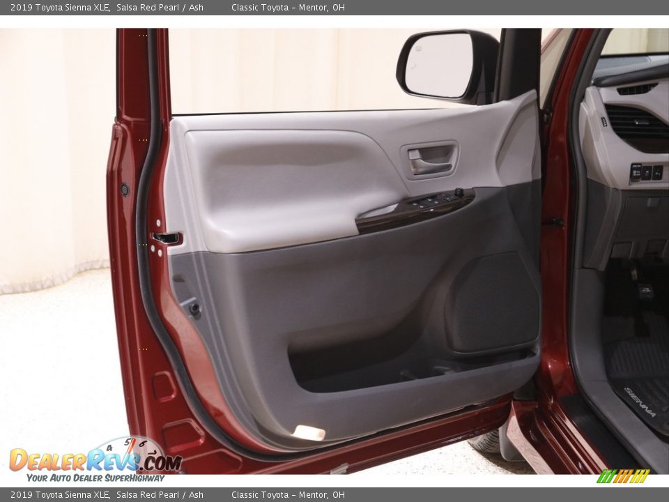 2019 Toyota Sienna XLE Salsa Red Pearl / Ash Photo #4