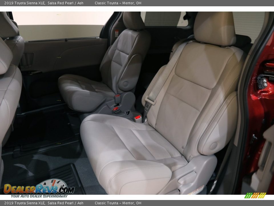 2019 Toyota Sienna XLE Salsa Red Pearl / Ash Photo #17
