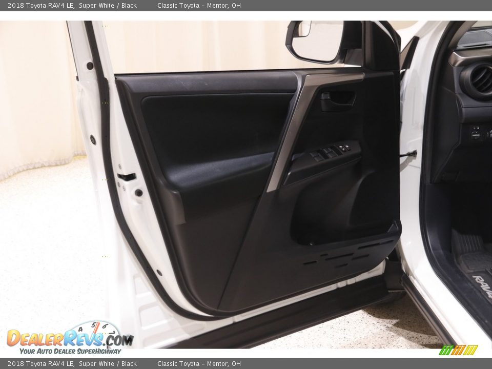2018 Toyota RAV4 LE Super White / Black Photo #4