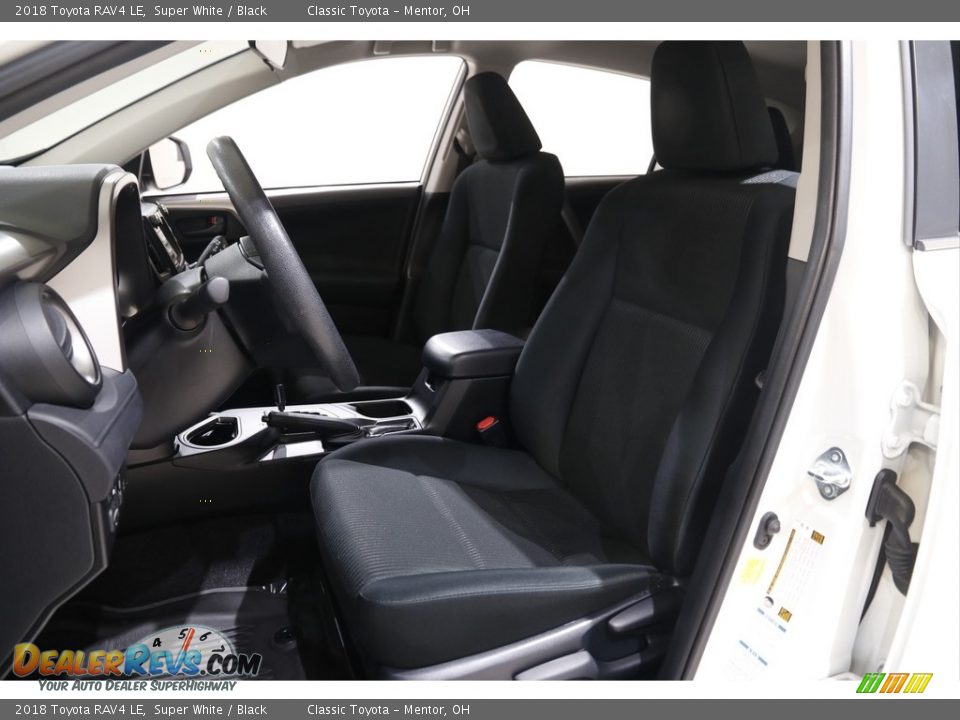 2018 Toyota RAV4 LE Super White / Black Photo #5