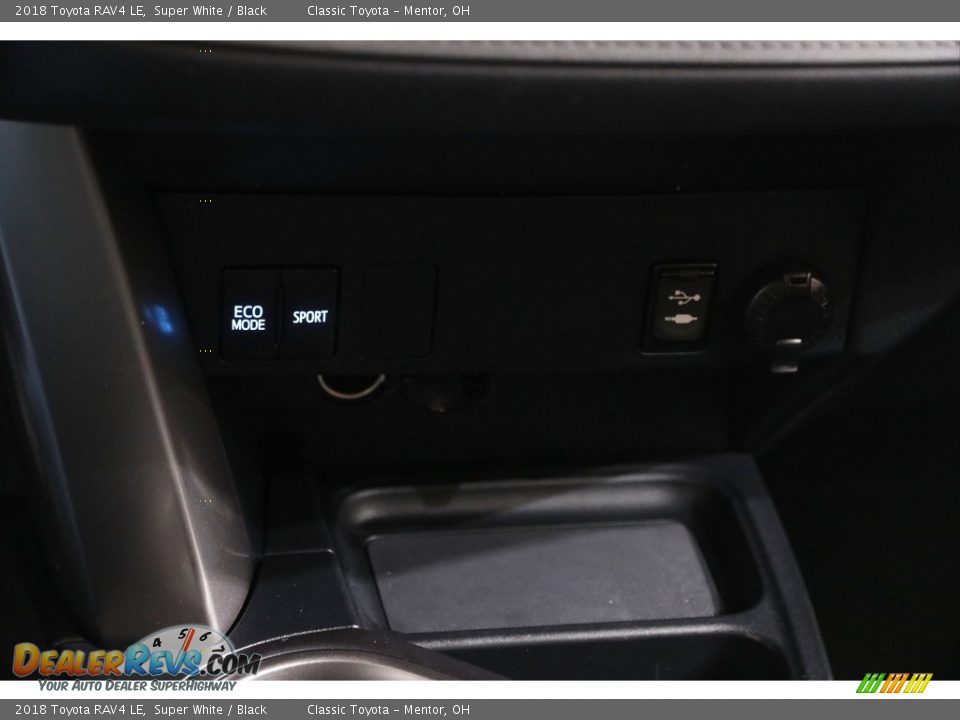 2018 Toyota RAV4 LE Super White / Black Photo #13