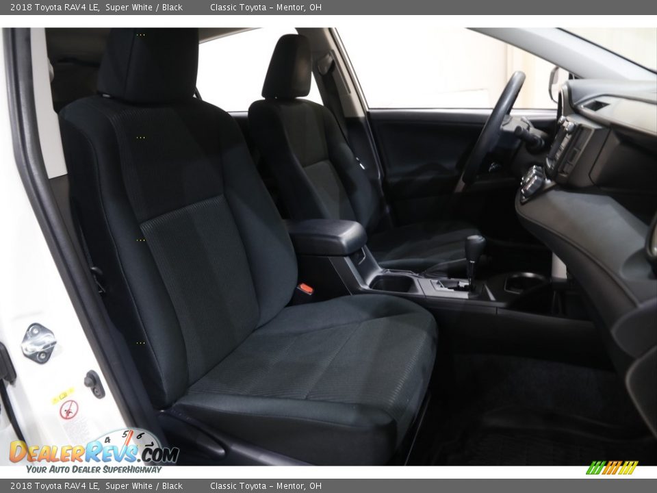 2018 Toyota RAV4 LE Super White / Black Photo #14