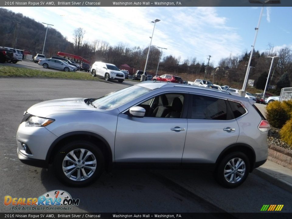 2016 Nissan Rogue SV AWD Brilliant Silver / Charcoal Photo #11