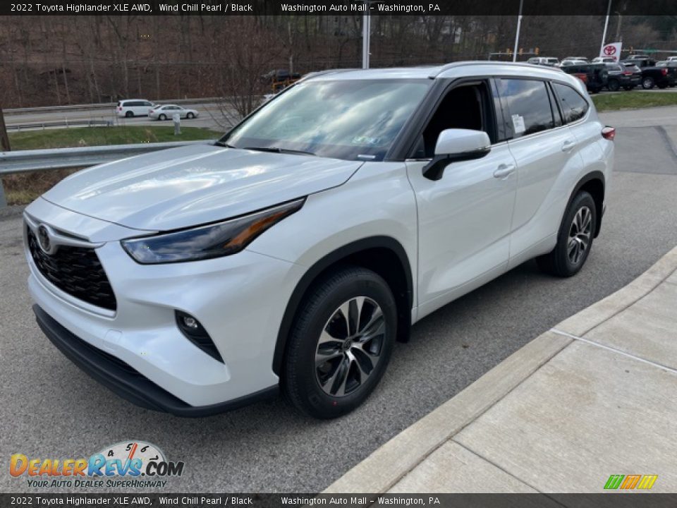 Front 3/4 View of 2022 Toyota Highlander XLE AWD Photo #7