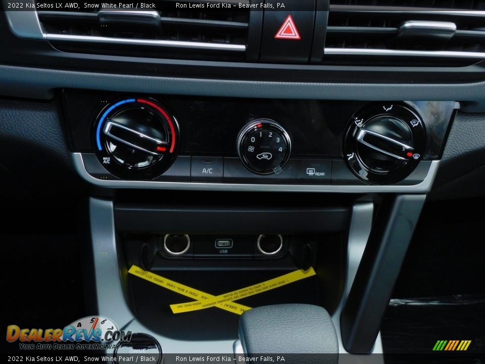 2022 Kia Seltos LX AWD Snow White Pearl / Black Photo #17