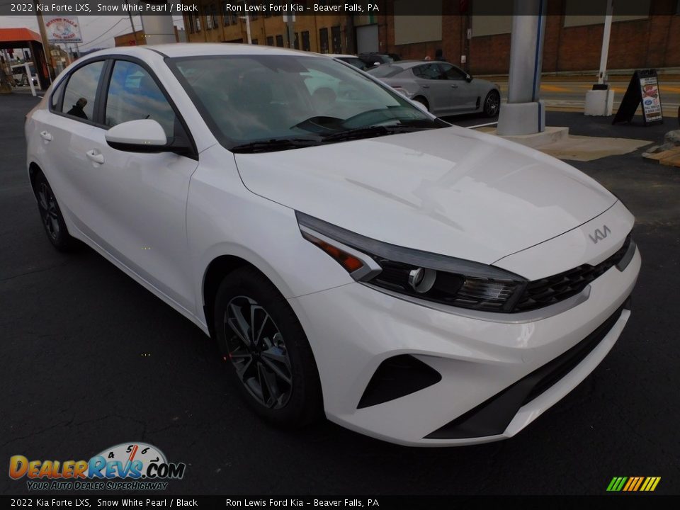 Front 3/4 View of 2022 Kia Forte LXS Photo #9