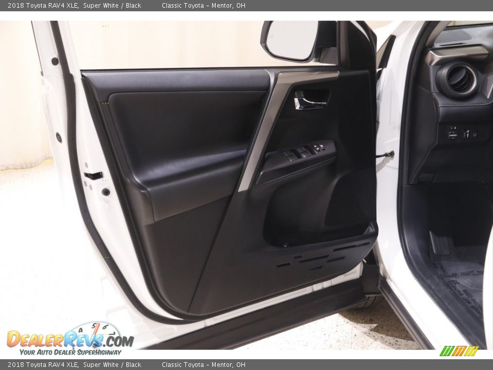 2018 Toyota RAV4 XLE Super White / Black Photo #4