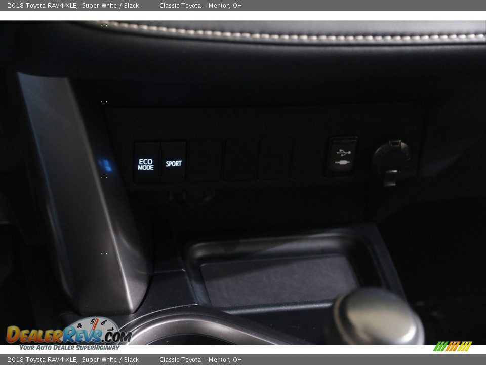 2018 Toyota RAV4 XLE Super White / Black Photo #13