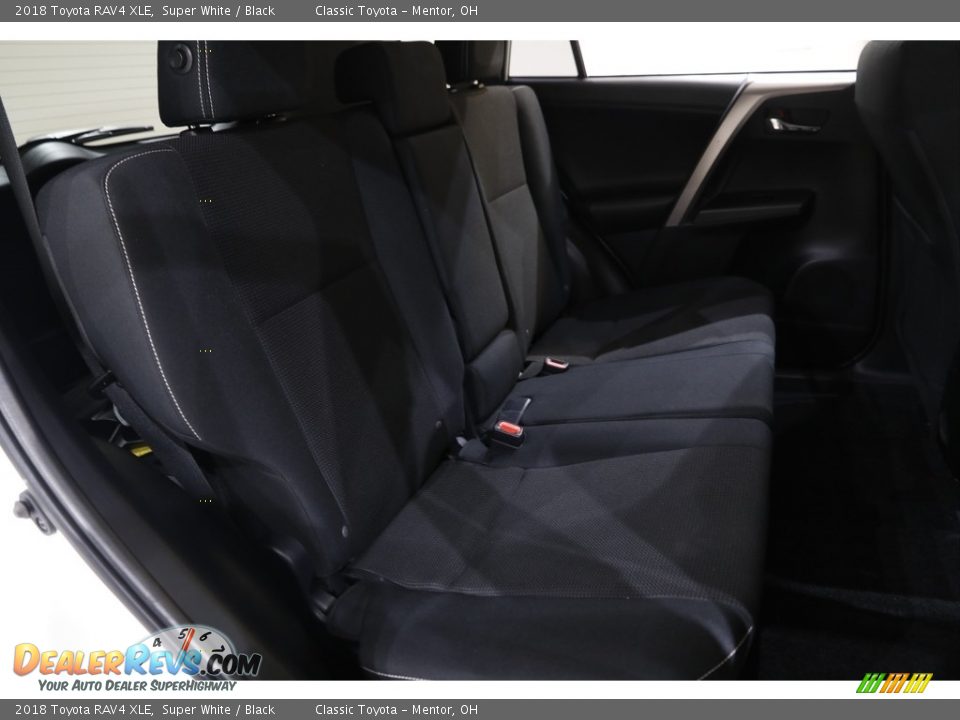 2018 Toyota RAV4 XLE Super White / Black Photo #16