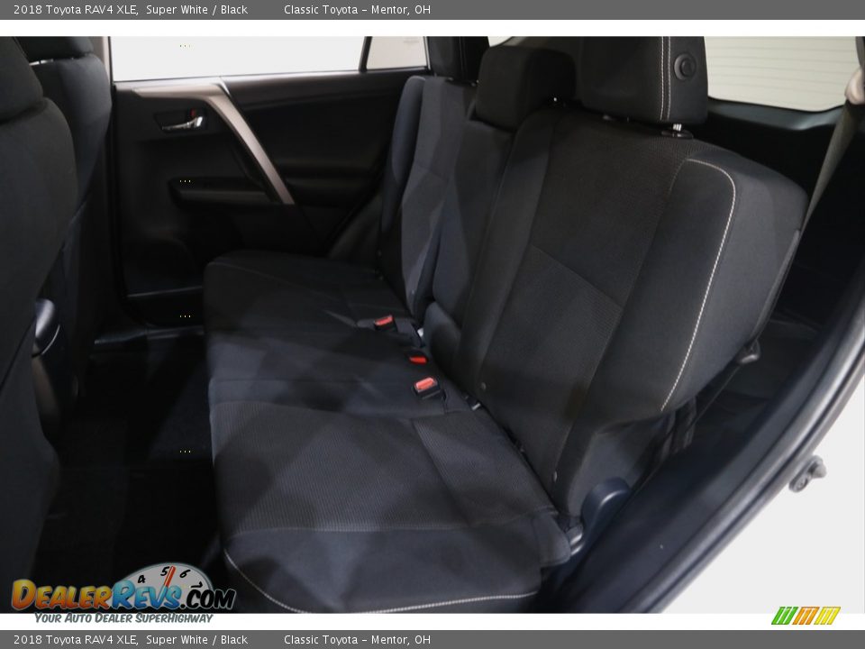 2018 Toyota RAV4 XLE Super White / Black Photo #17