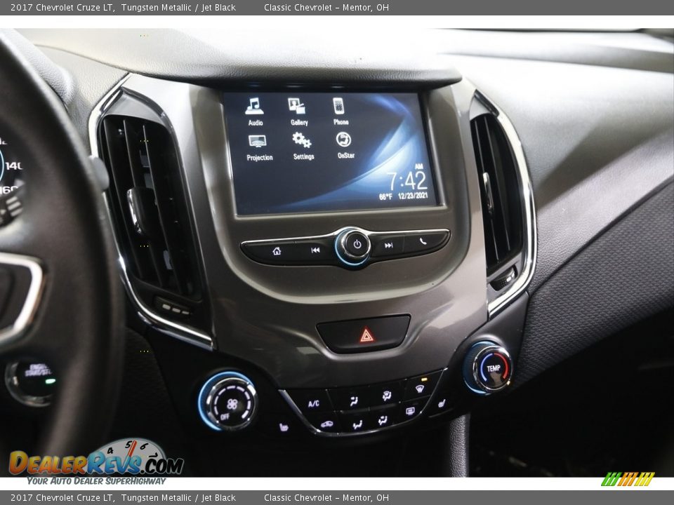 Controls of 2017 Chevrolet Cruze LT Photo #9