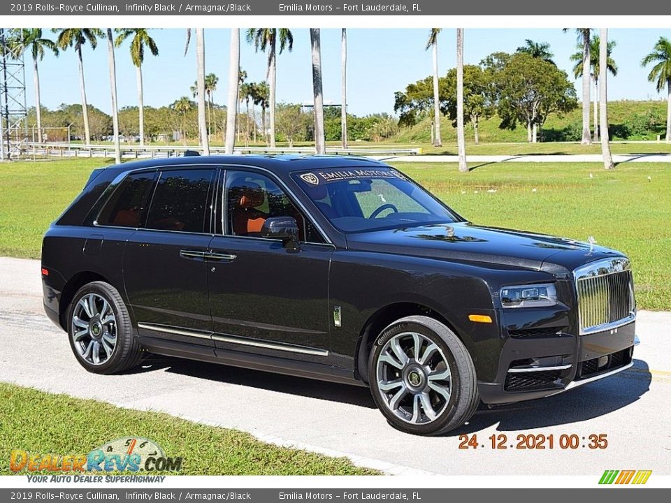 Front 3/4 View of 2019 Rolls-Royce Cullinan  Photo #4