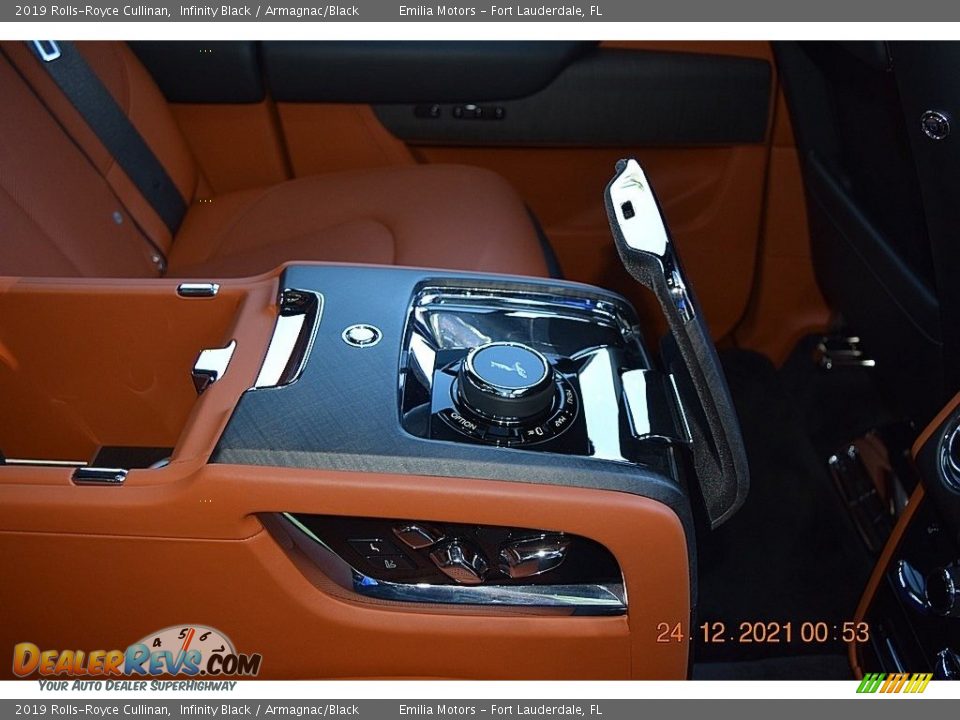 Rear Seat of 2019 Rolls-Royce Cullinan  Photo #58