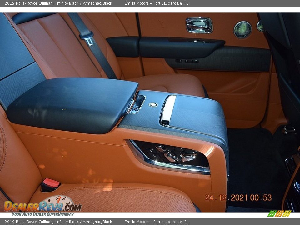 Rear Seat of 2019 Rolls-Royce Cullinan  Photo #59