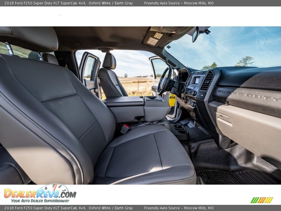 2018 Ford F250 Super Duty XLT SuperCab 4x4 Oxford White / Earth Gray Photo #28