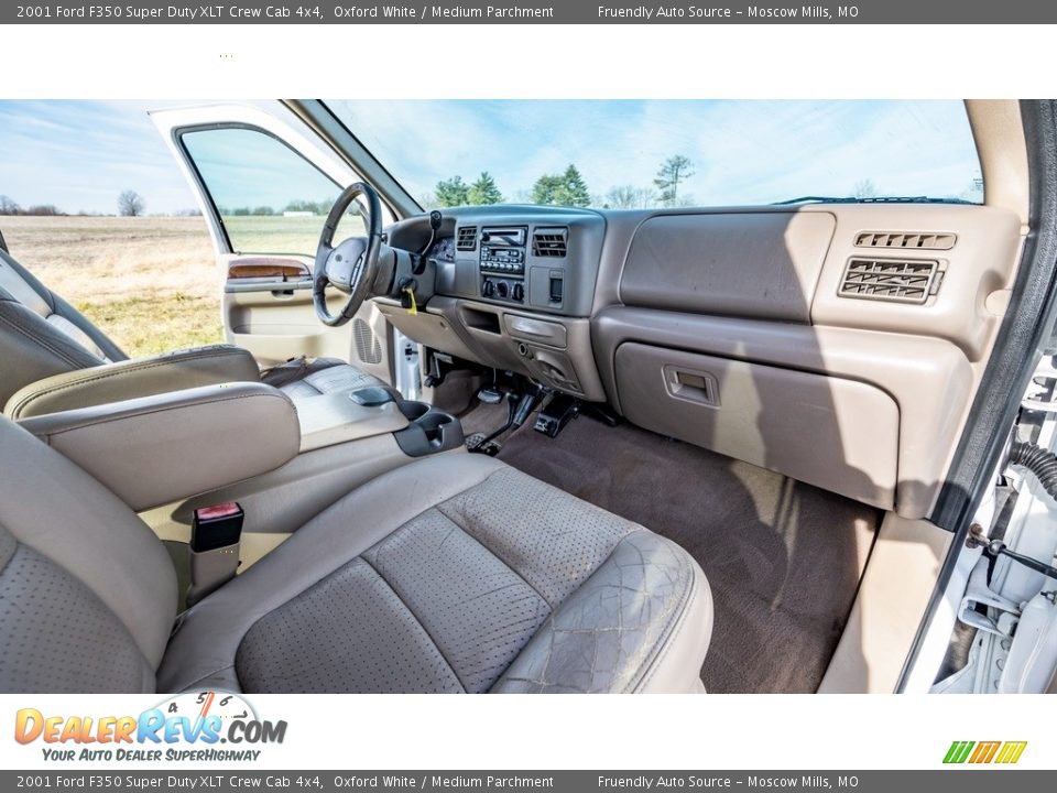Front Seat of 2001 Ford F350 Super Duty XLT Crew Cab 4x4 Photo #22