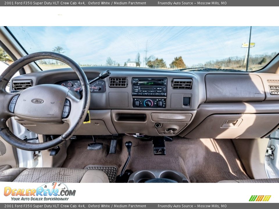 Dashboard of 2001 Ford F350 Super Duty XLT Crew Cab 4x4 Photo #25