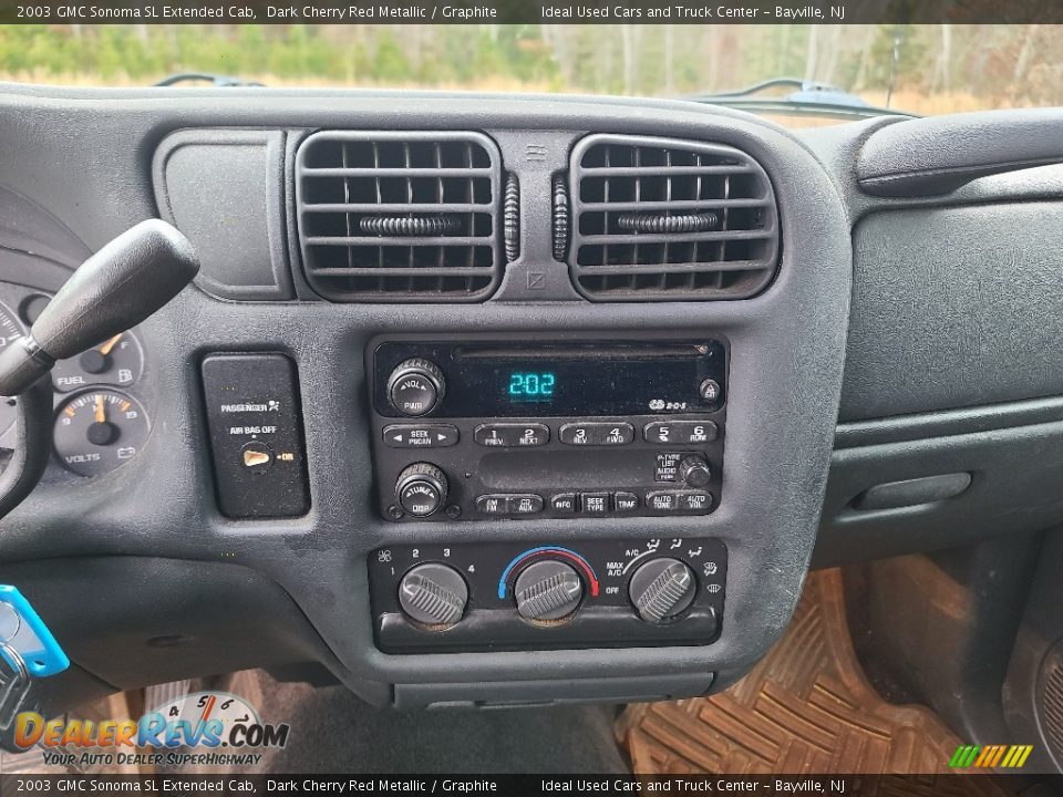 Controls of 2003 GMC Sonoma SL Extended Cab Photo #16