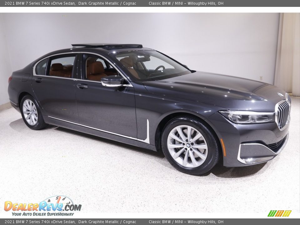 Front 3/4 View of 2021 BMW 7 Series 740i xDrive Sedan Photo #1