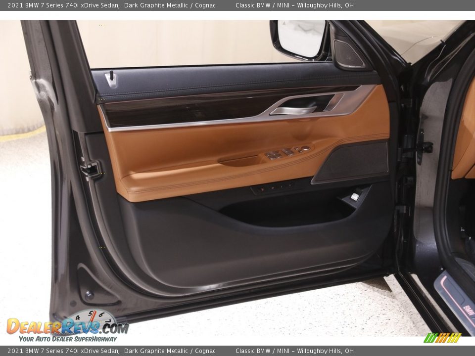 Door Panel of 2021 BMW 7 Series 740i xDrive Sedan Photo #4