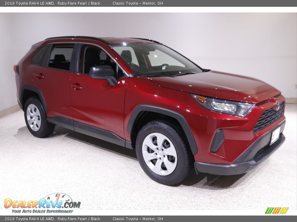 Front 3/4 View of 2019 Toyota RAV4 LE AWD Photo #1