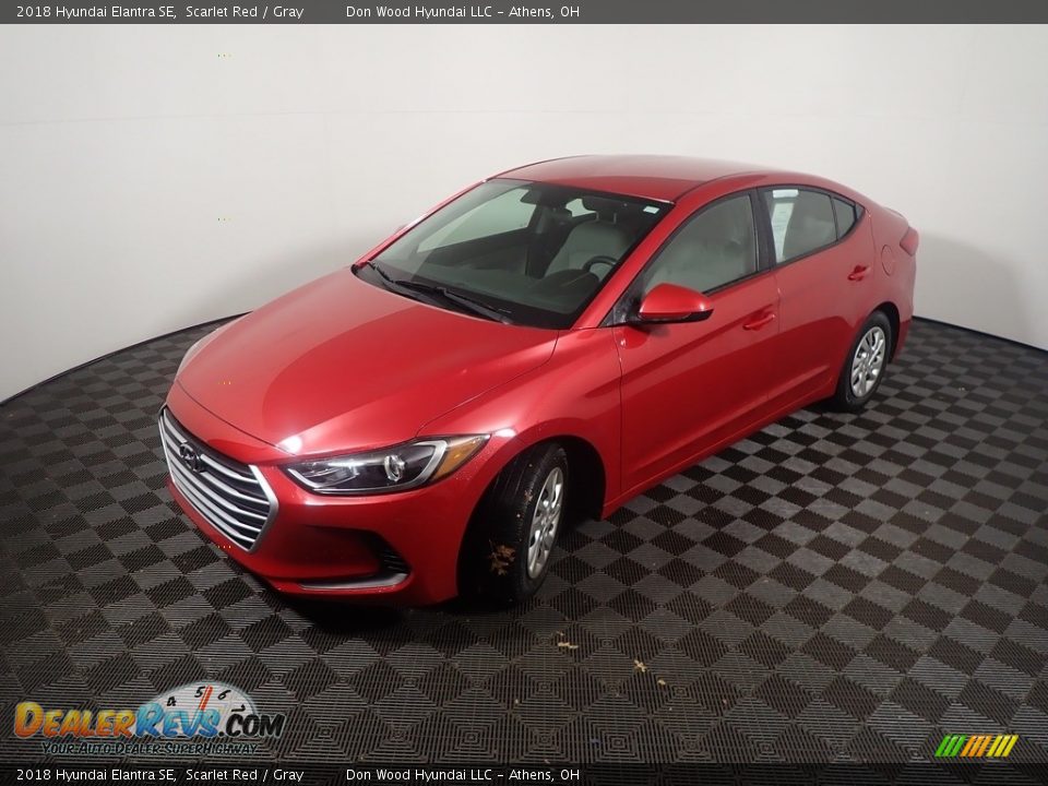 2018 Hyundai Elantra SE Scarlet Red / Gray Photo #8