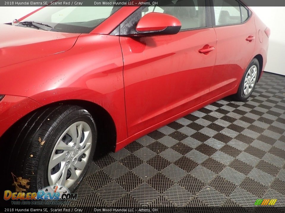 2018 Hyundai Elantra SE Scarlet Red / Gray Photo #9