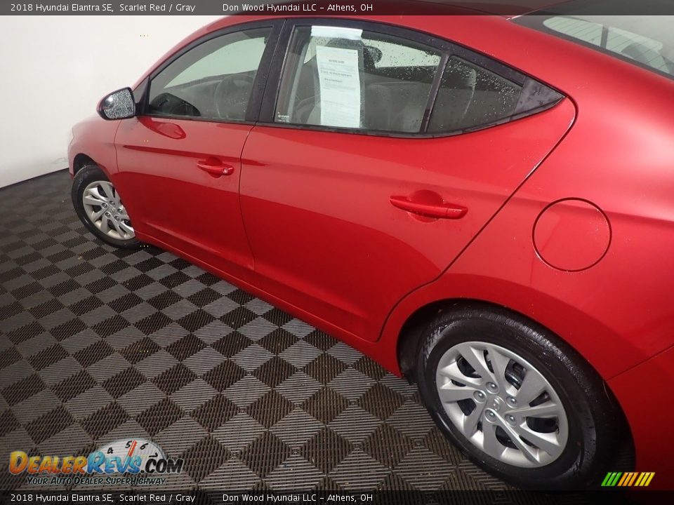 2018 Hyundai Elantra SE Scarlet Red / Gray Photo #17