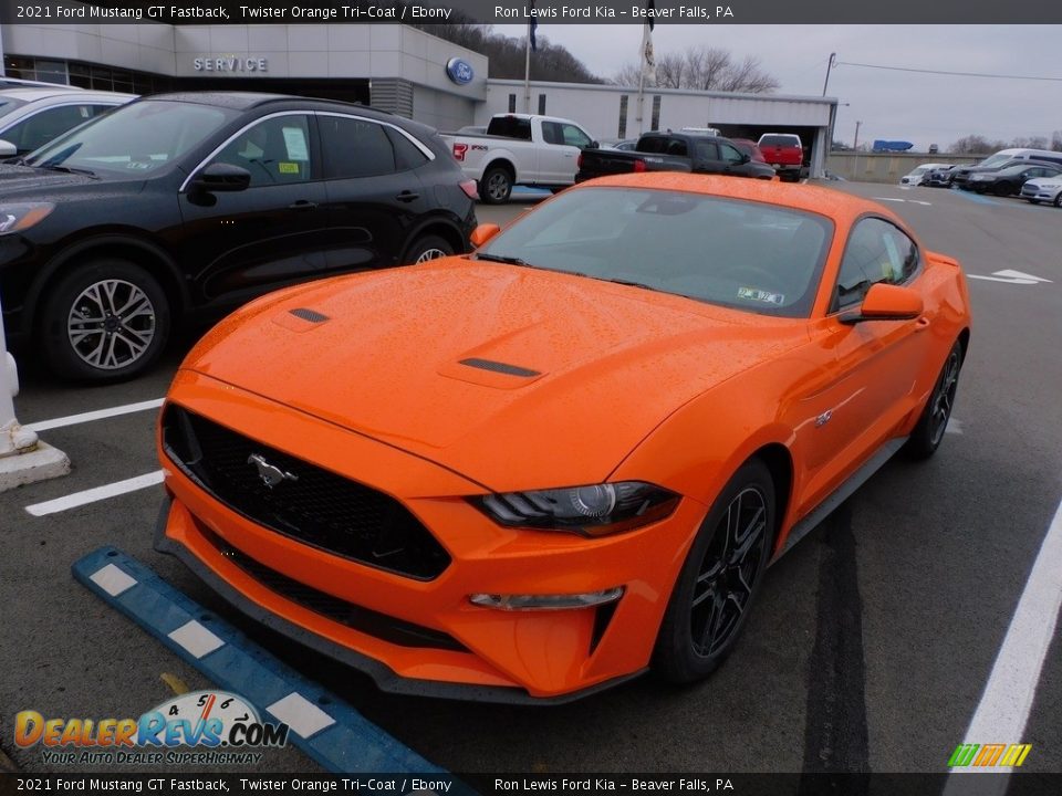 Front 3/4 View of 2021 Ford Mustang GT Fastback Photo #7