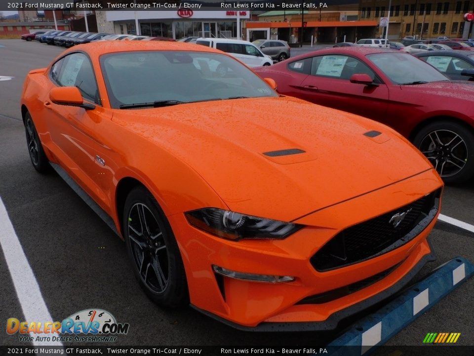 Front 3/4 View of 2021 Ford Mustang GT Fastback Photo #9