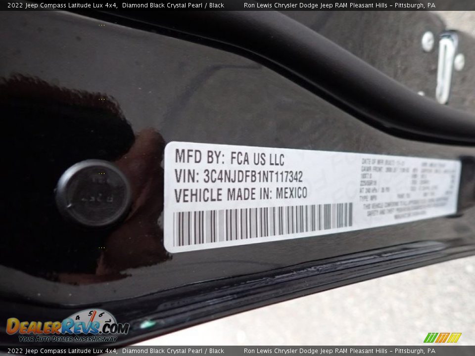 2022 Jeep Compass Latitude Lux 4x4 Diamond Black Crystal Pearl / Black Photo #15