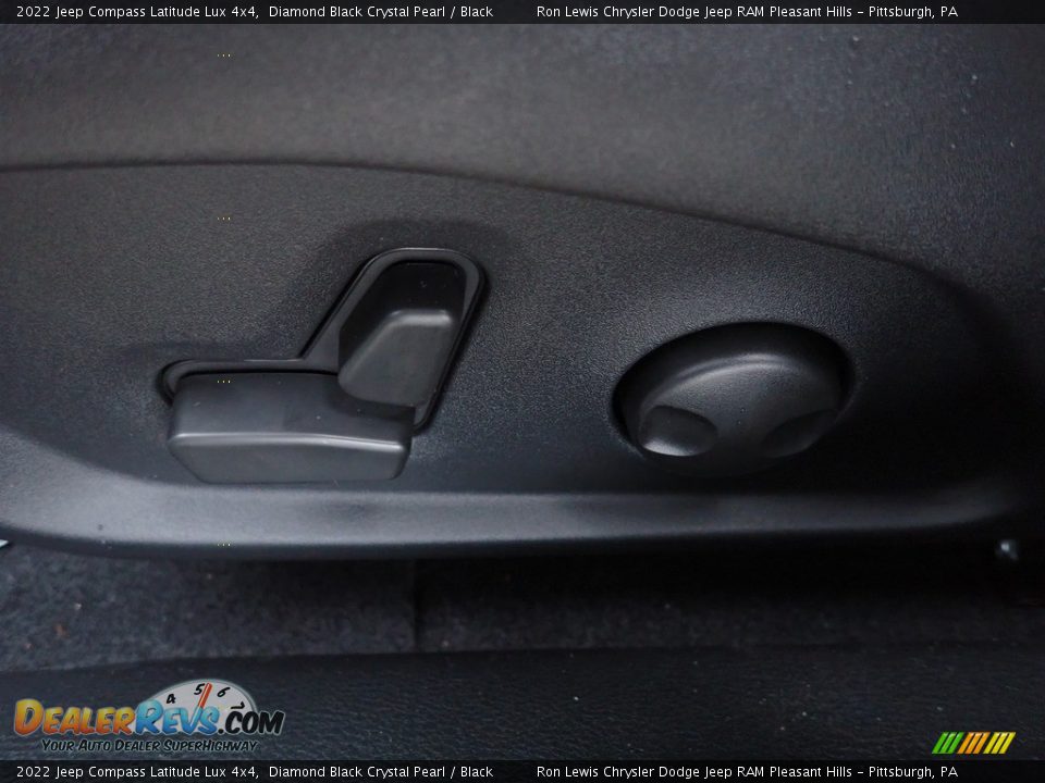2022 Jeep Compass Latitude Lux 4x4 Diamond Black Crystal Pearl / Black Photo #16