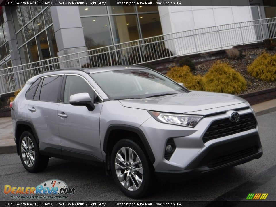Front 3/4 View of 2019 Toyota RAV4 XLE AWD Photo #1