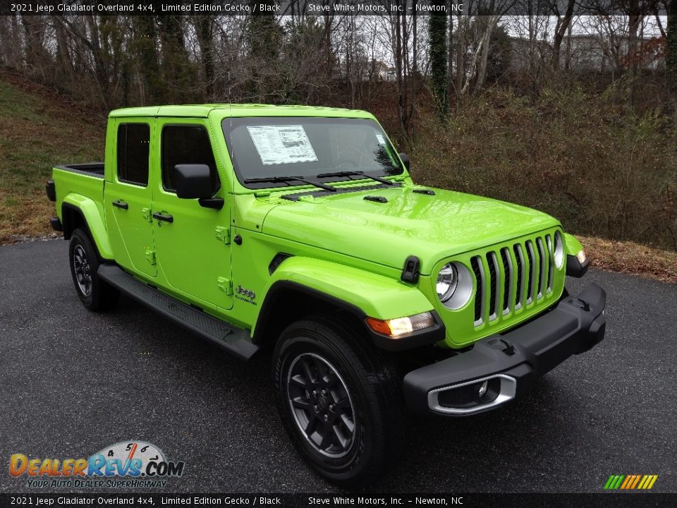 Front 3/4 View of 2021 Jeep Gladiator Overland 4x4 Photo #4