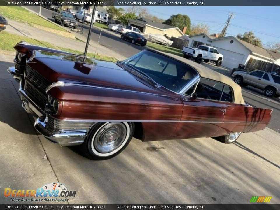 Front 3/4 View of 1964 Cadillac DeVille Coupe Photo #1