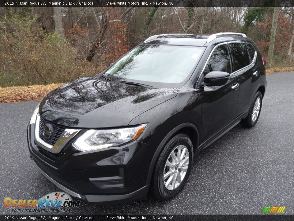 2019 Nissan Rogue SV Magnetic Black / Charcoal Photo #2