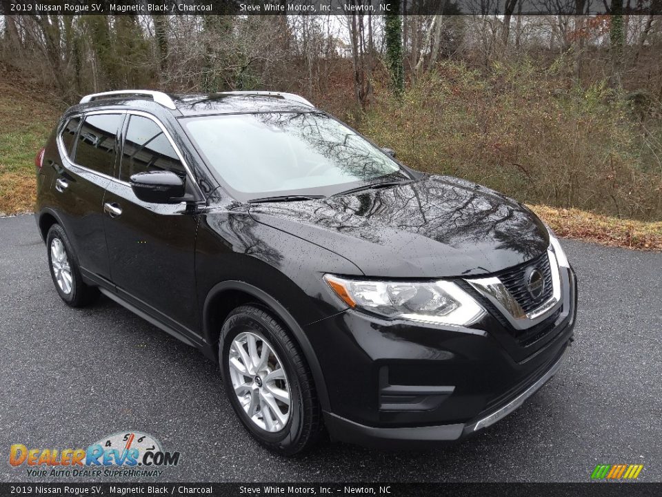 Front 3/4 View of 2019 Nissan Rogue SV Photo #4